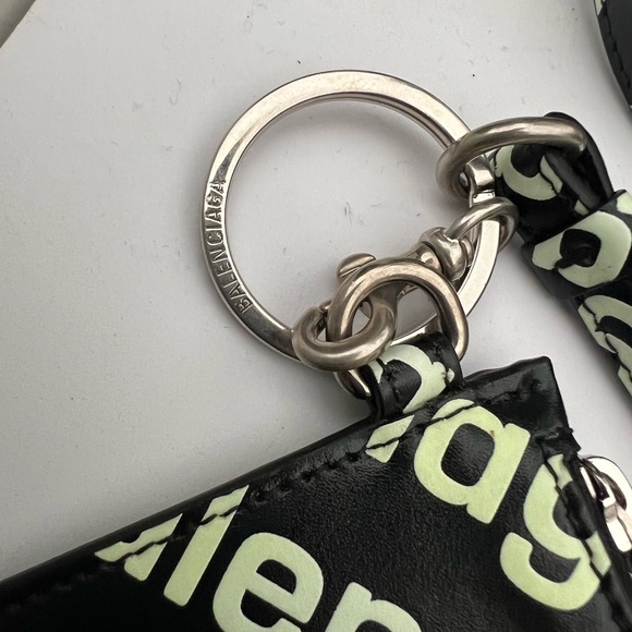 Balenciaga Cash card case on keyring. Glow in the dark balenciaga logo. - Picture 3 of 4